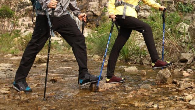 登山杖能够有效调动上身力量参与运动，不仅省力，还有助于在一些路段辅助保持平衡，@Scarpa
