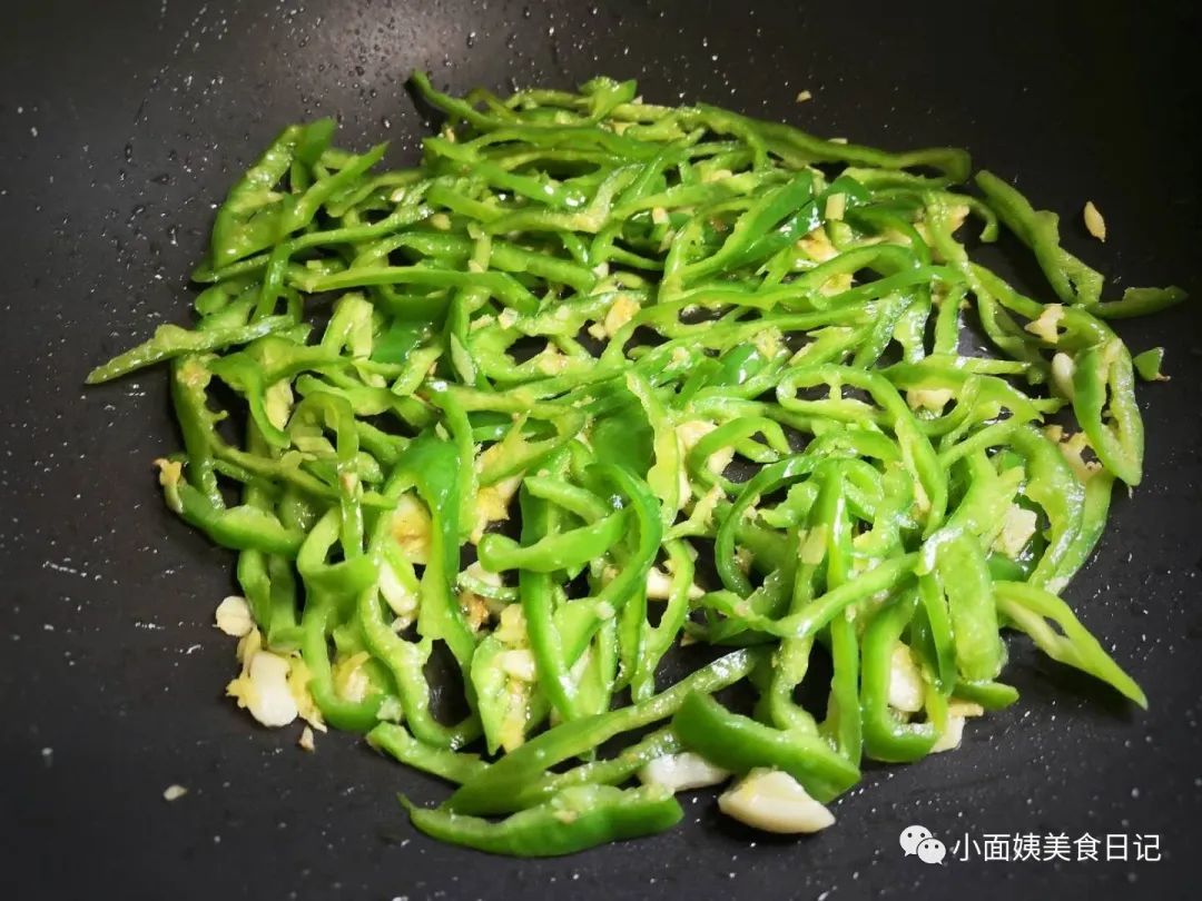 这俩食材一起炒，想不到竟然这么好吃，比肉香，可惜很多人不知道！