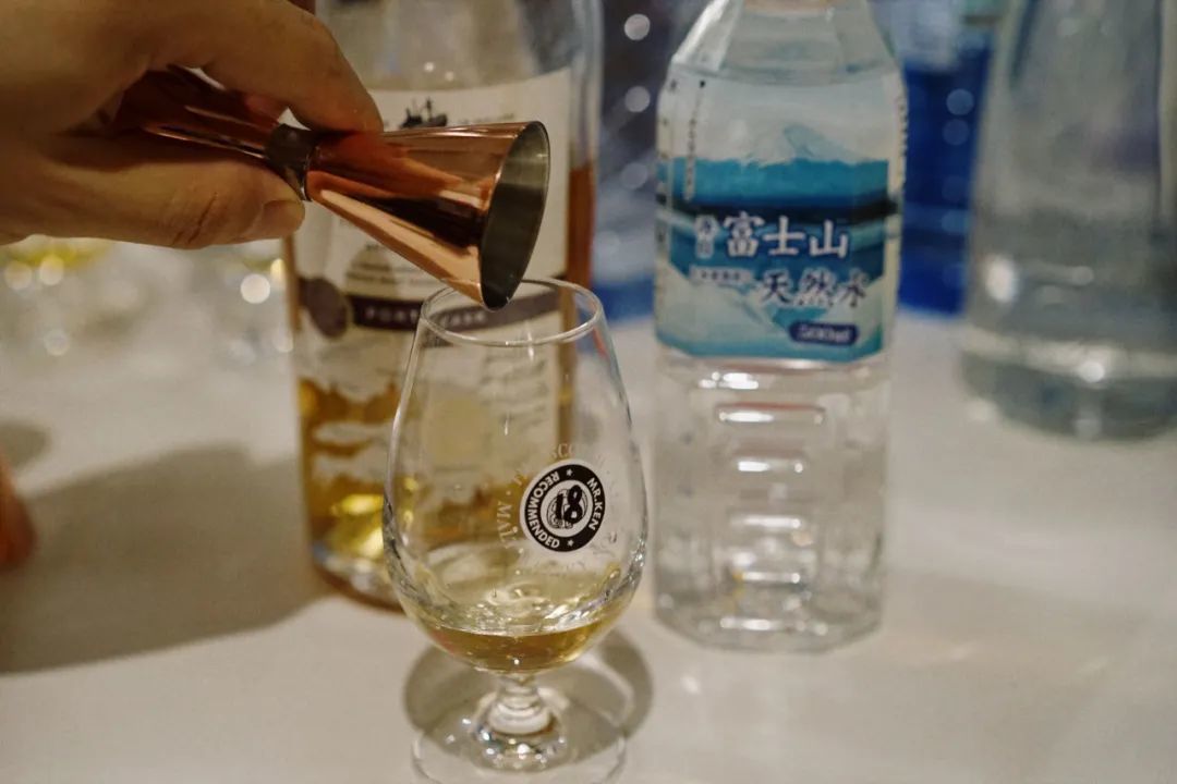 威士忌到底加什么水好喝？我测了21种水，包括1300一瓶的！