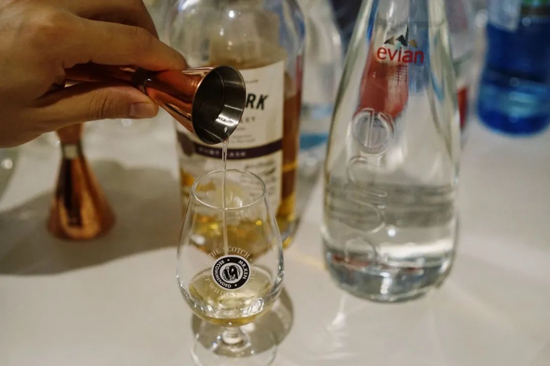 威士忌到底加什么水好喝？我测了21种水，包括1300一瓶的！