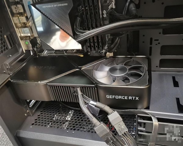 NVIDIA RTX 3090公版装机需注意，网友装机发现“挡住”硬盘了