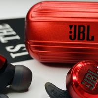 戴着JBL T280 TWS PLUS耳机，站在音乐的浪潮上起舞