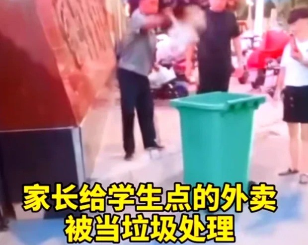 山东/安徽某学校将学生外卖扔垃圾桶，这究竟是怎么回事？