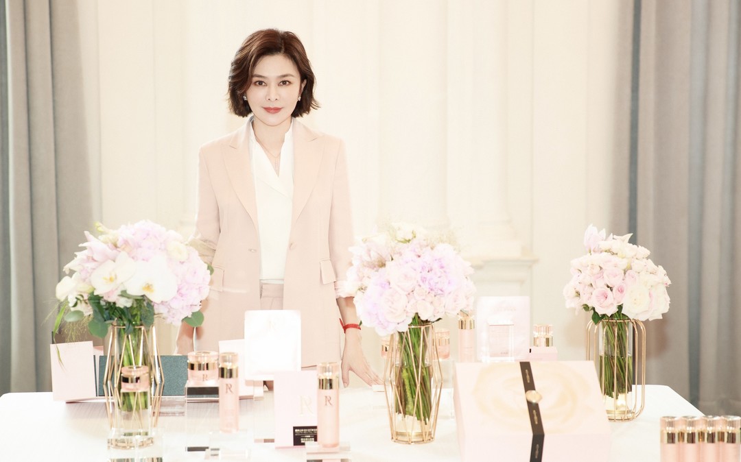科学抗老，关之琳联合创立的首个护肤产品线——蔷薇之语，在上海推出