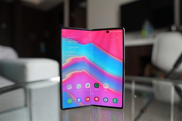 第三代折叠屏、自适应 120Hz：三星 Galaxy Z Fold2 5G 首销