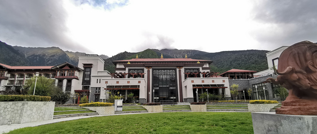 【桃花流水窅然去，别有天地非人间】，桃花节的西藏林芝工布庄园希尔顿酒店入住体验