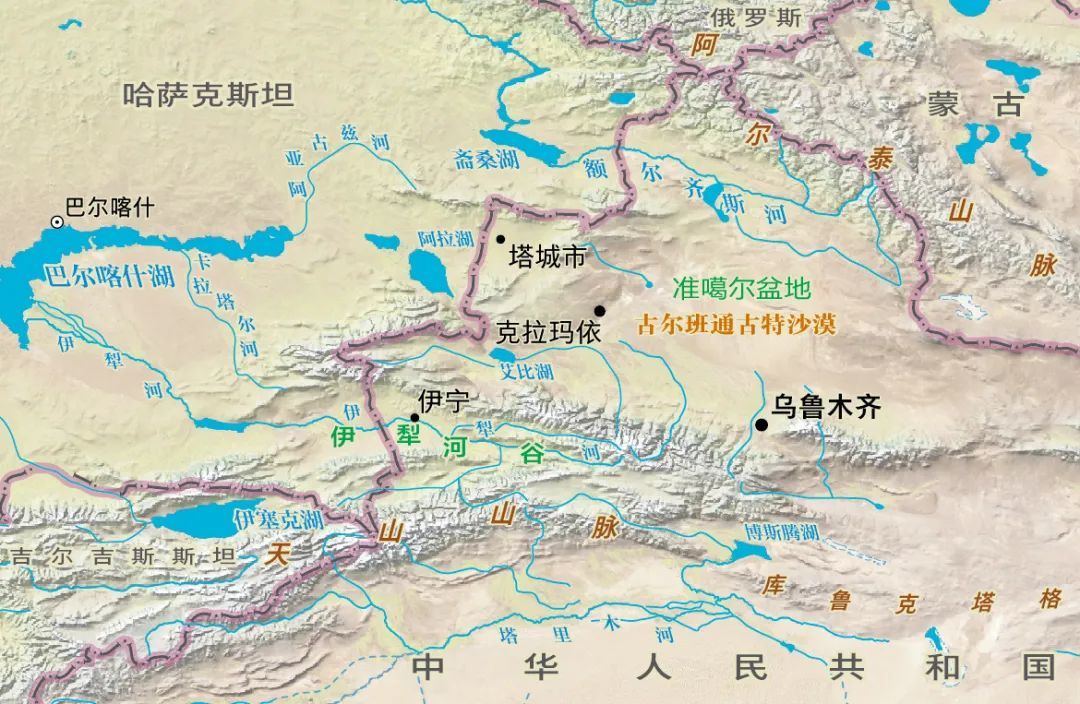 西边是巴尔喀什湖,北面是斋桑湖和额尔齐斯河,萨彦岭在地图的更北面