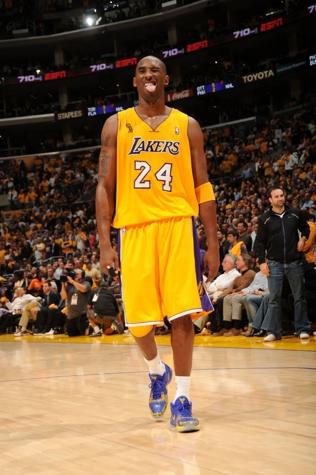 凯尔特人科比生涯最后一个总冠军彩带纷纷都面前划过一脚登上技术台