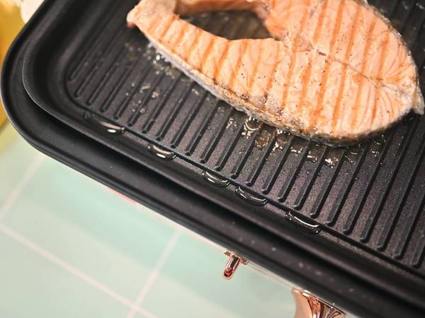 来，一起煎个三文鱼、牛排，再做个干锅