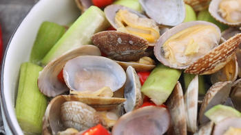 小厨爱做饭 篇八十七：在家做海鲜，丝瓜烩蛤蜊，鲜香味美 