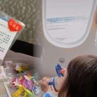 一岁孩子妈妈给同飞机乘客准备耳塞和糖果