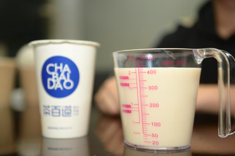 媒体曝光多家网红奶茶店奶茶容量与产品描述不符