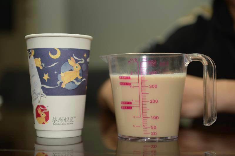 媒体曝光多家网红奶茶店奶茶容量与产品描述不符