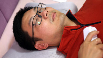 智趣测评 篇二百四十二：睡着觉就把颈椎给矫正了，这个枕头我替你们躺了一下