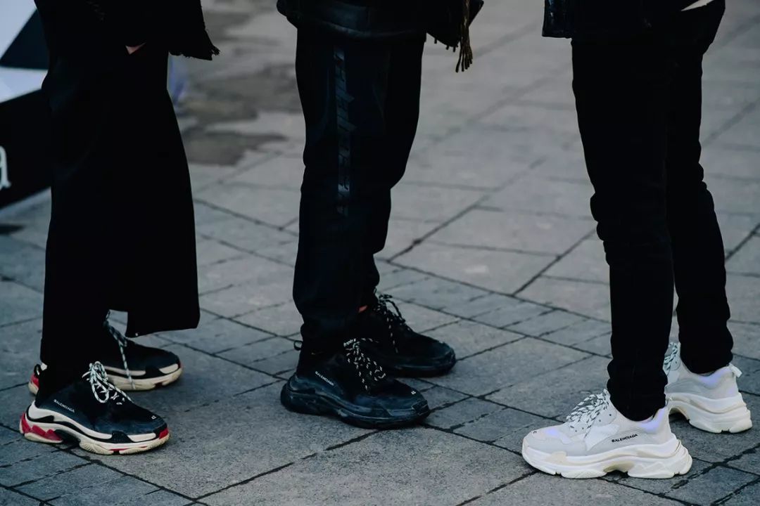 Кроссовки с черными носками