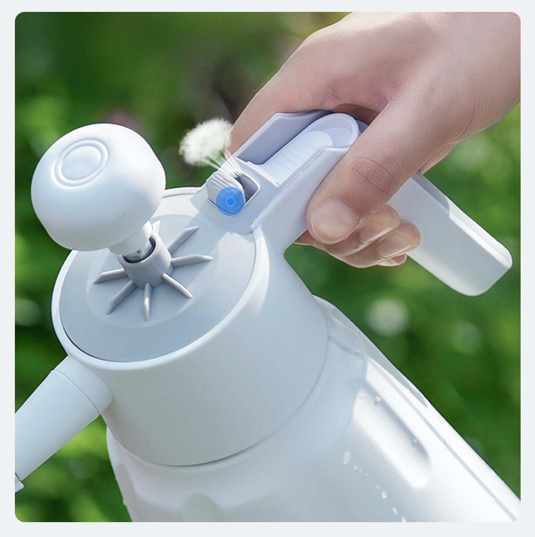 蓝小鱼气压式浇花喷水壶：自动喷水、一键泄压，浇花用它更省力，爱了！