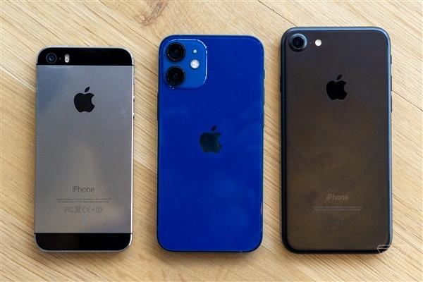 从左到右：iPhone 5S，iPhone 12 mini和iPhone 7