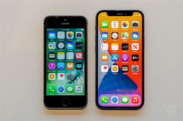 iPhone 5S（左）和iPhone 12 mini（右）