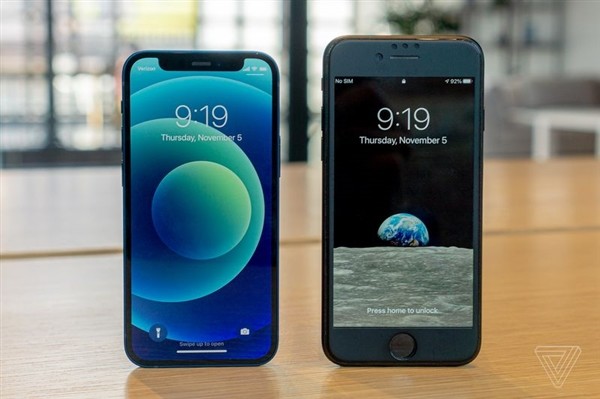 iPhone 12 mini（左）和iPhone 7（右）