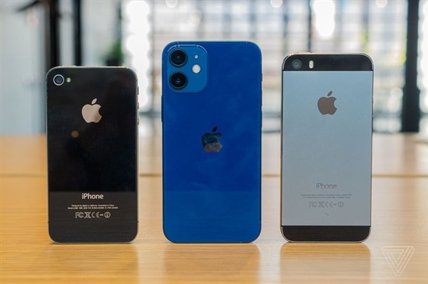 从左到右：iPhone 4S，iPhone 12 mini和iPhone 5S