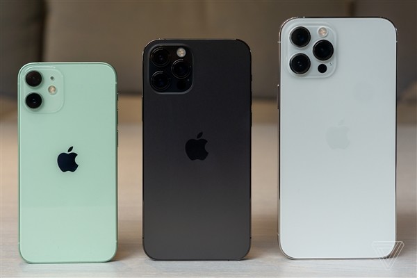 从左到右：iPhone 12 mini，iPhone 12 Pro，iPhone 12 Pro Max