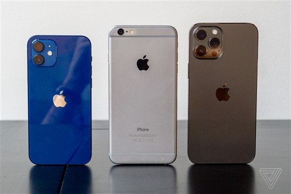从左至右：iPhone 12，iPhone 6 Plus，iPhone 12 Pro Max