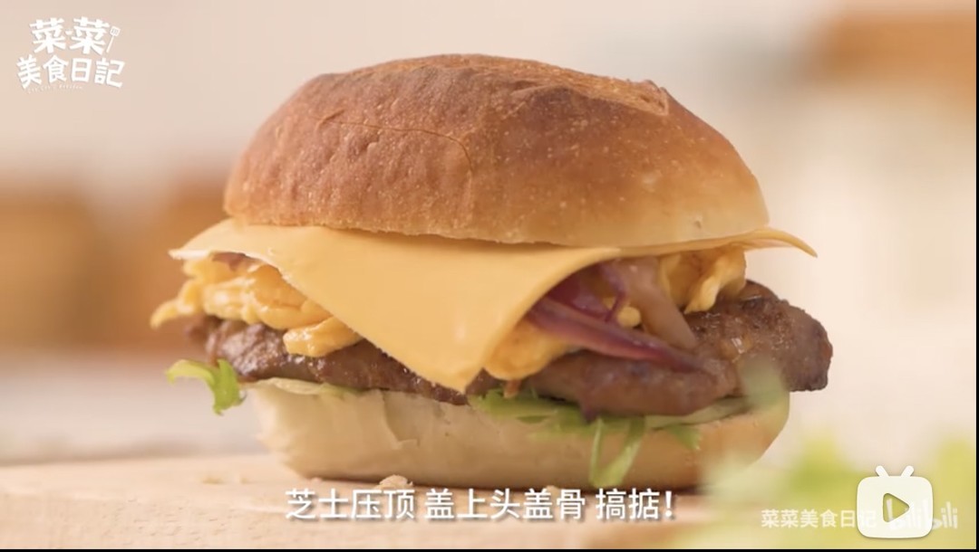 【视频】超好吃的巨无霸猪排汉堡，香酥脆嫩，满口留香！