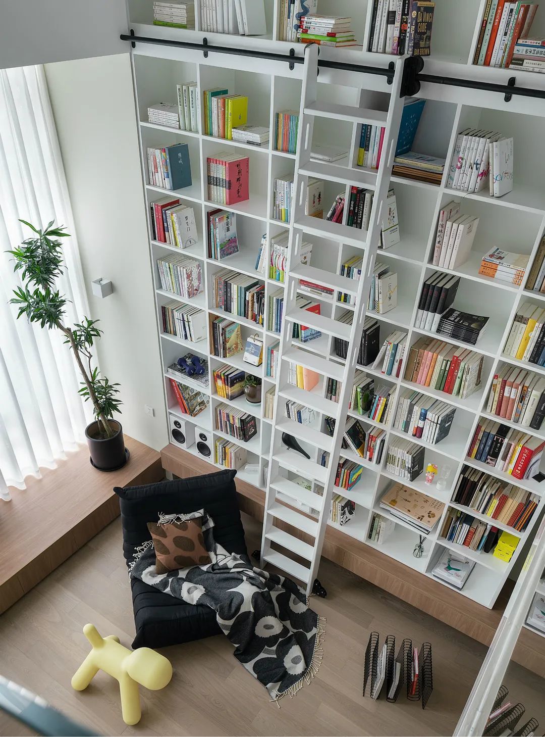 她的34㎡LOFT一人居，5米高书墙、挑空大客厅，通透、干净、简洁、自在！