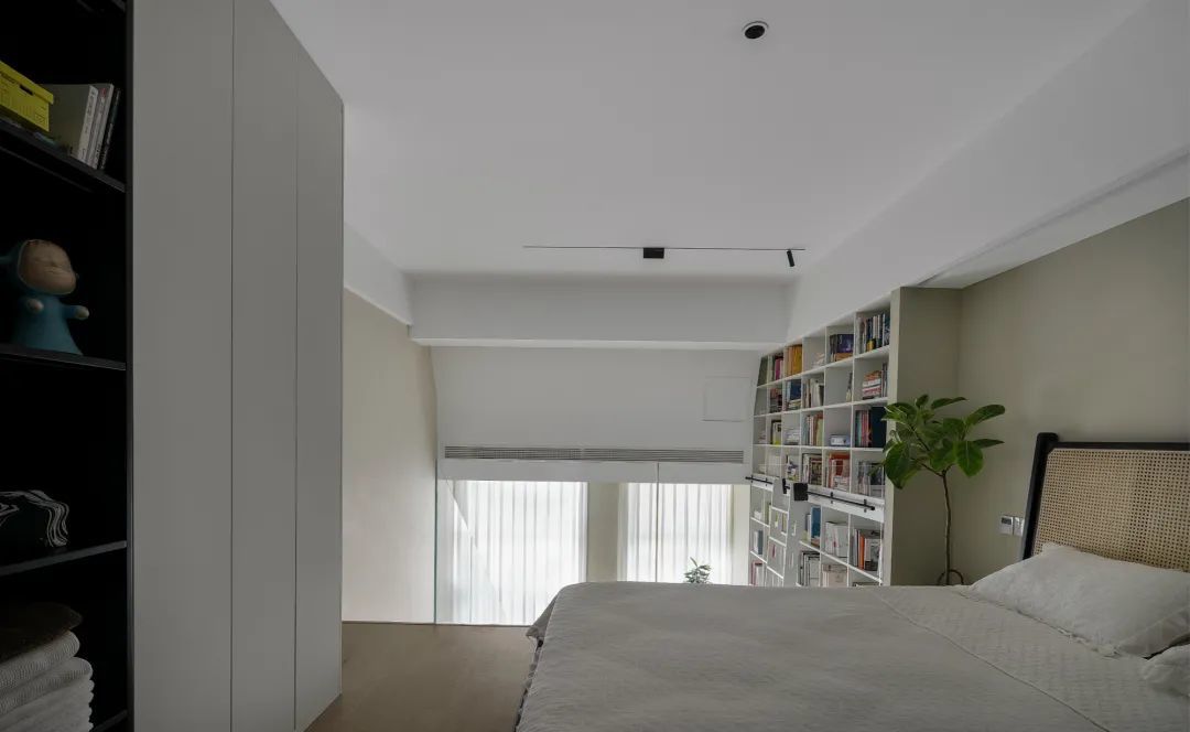 她的34㎡LOFT一人居，5米高书墙、挑空大客厅，通透、干净、简洁、自在！
