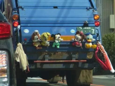 为什么垃圾车上会挂着毛绒娃娃？