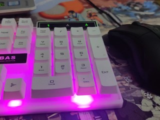 白色简洁时尚发光机械键盘