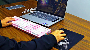 电脑 篇十八：猛男用白粉色键盘是什么体验！购买的多是男生？ 