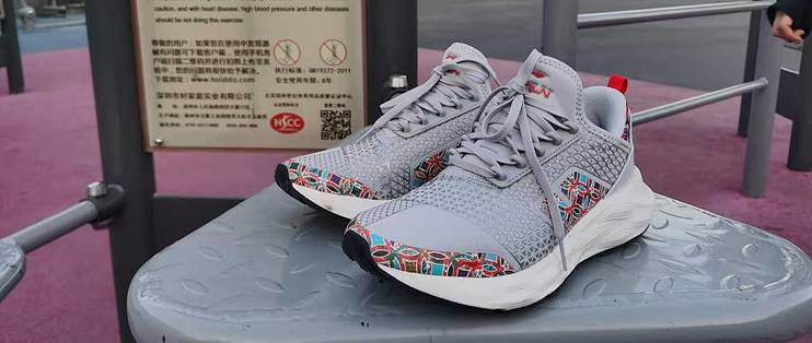 跑鞋测评 篇一:这个冬季你的双脚由我来保护——李宁云六代女子减震