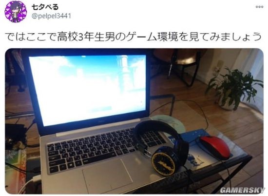 日本初二女生晒电脑桌引热议 网友：都是父母给的还炫耀
