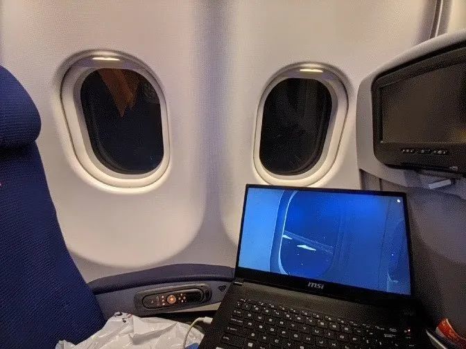 有人在现实航班中玩了一场同步的《微软飞行模拟》
