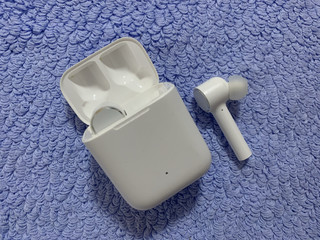 苹果范儿的小米air蓝牙无线耳机