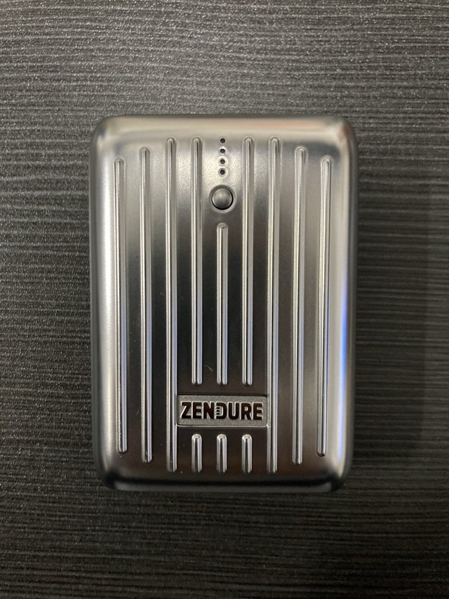 小巧迷你的快充移动电源