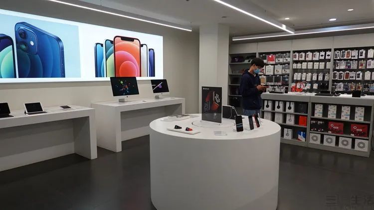 事實上,在西安的這家授權專營店裡,我們不僅看到了iphone 12系列機型