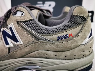 NEW BALANCE  2002R