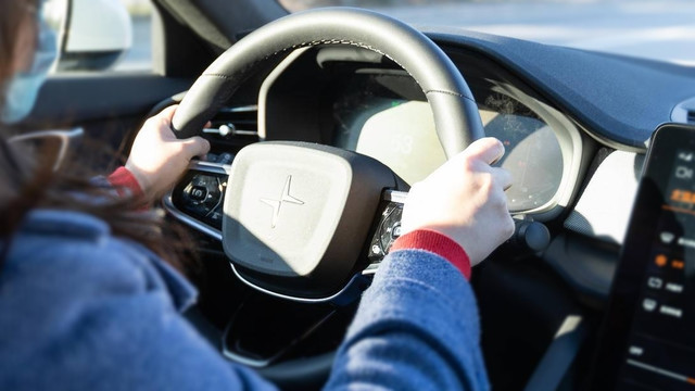 协助女司机驾驶更轻松简单，极星2纯电动车初体验