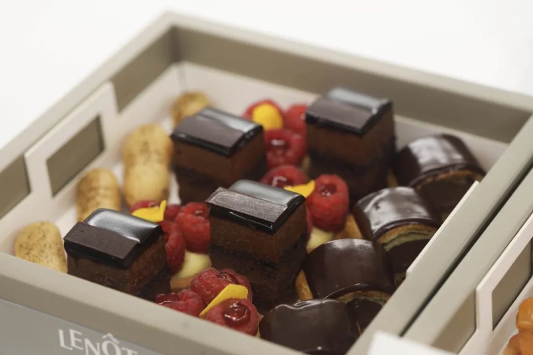 当代法式甜品鼻祖品牌法国LENÔTRE雷诺特在中国终于开店了！落地上海新天地。