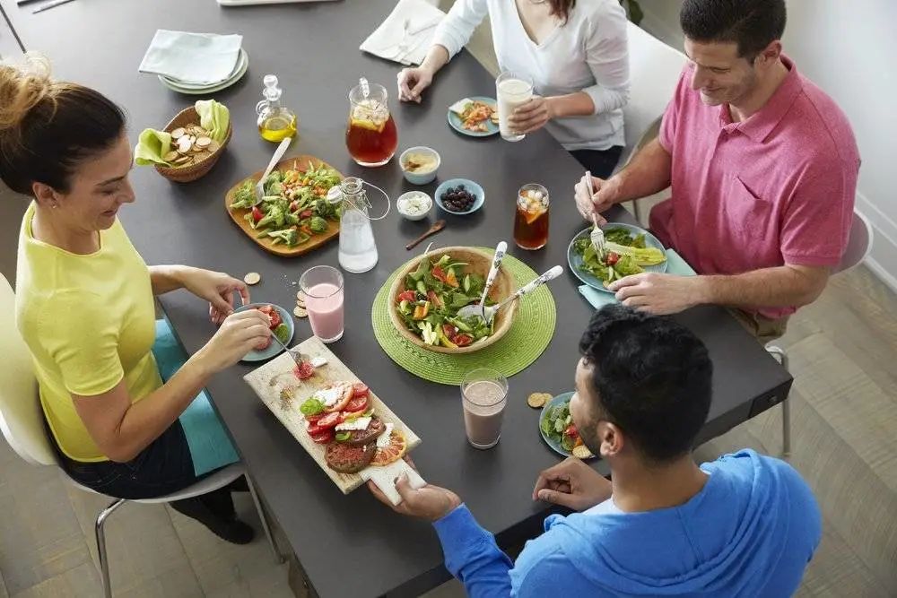聊聊代餐——面对时间黑洞和职场环境，职场人还能好好吃饭吗？