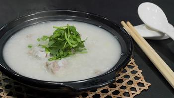 王刚的美食精选 篇七十二：厨师长分享：“咸排骨粥”的家常做法，粥稠鲜醇，适合老人孩子 
