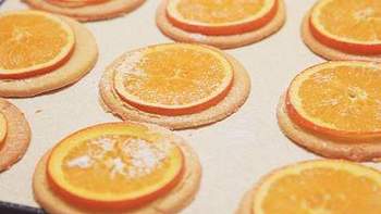 2个橙子，1碗面，饼干这做法入口即化，橙香十足，孩子特爱吃