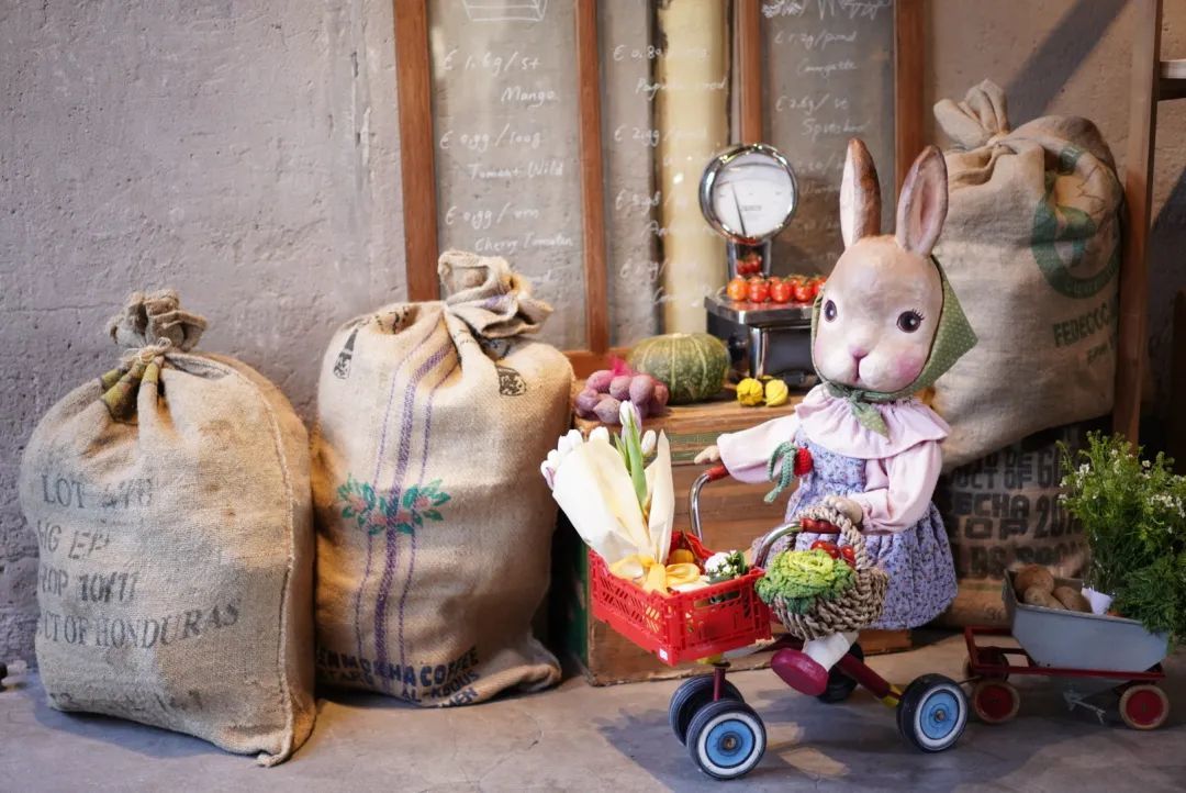 她宅在异国出租屋，靠100%手工，打造了一座爱丽丝的兔子洞
