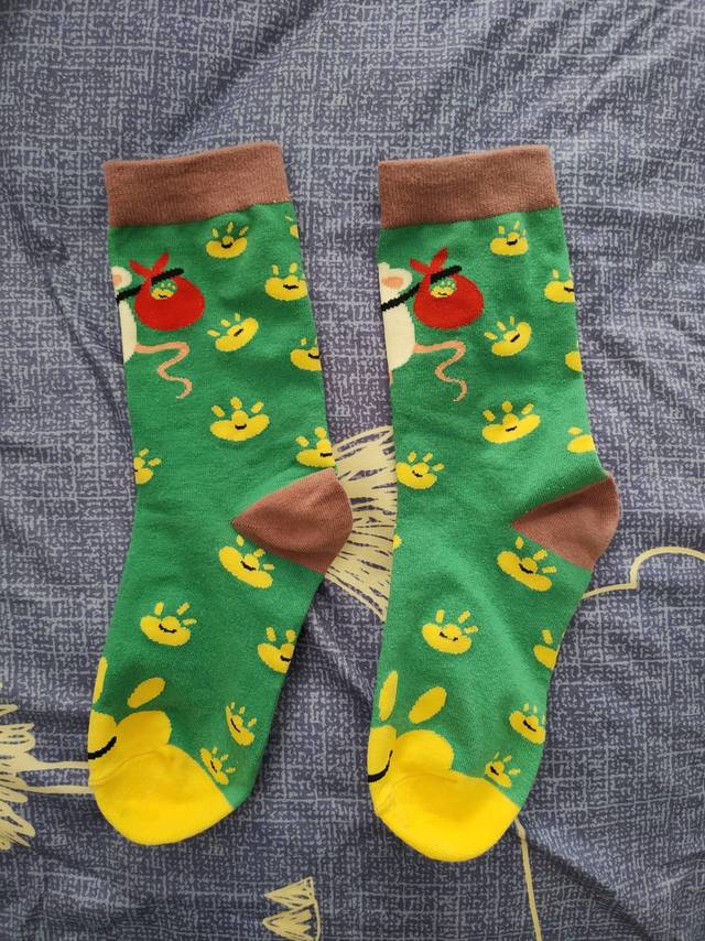 可爱个性搞笑的袜子，特别应景，颜色好看
