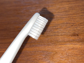 小巧的电动牙刷。