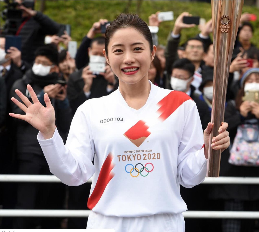 石原里美领证入籍了，下颌线、腹中一线，她被称为“女神”并不是意外。