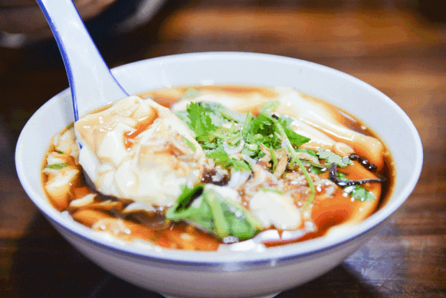 豆腐脑又名豆腐花和豆冻,是黄豆浆经过加工之后凝固的食品,它也是我们