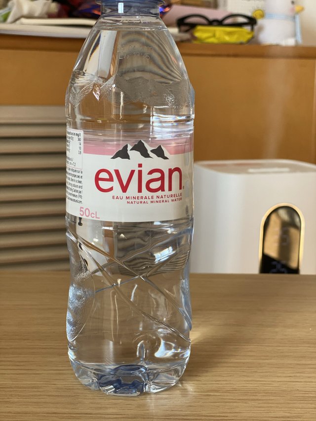 折合2元一瓶的依云！